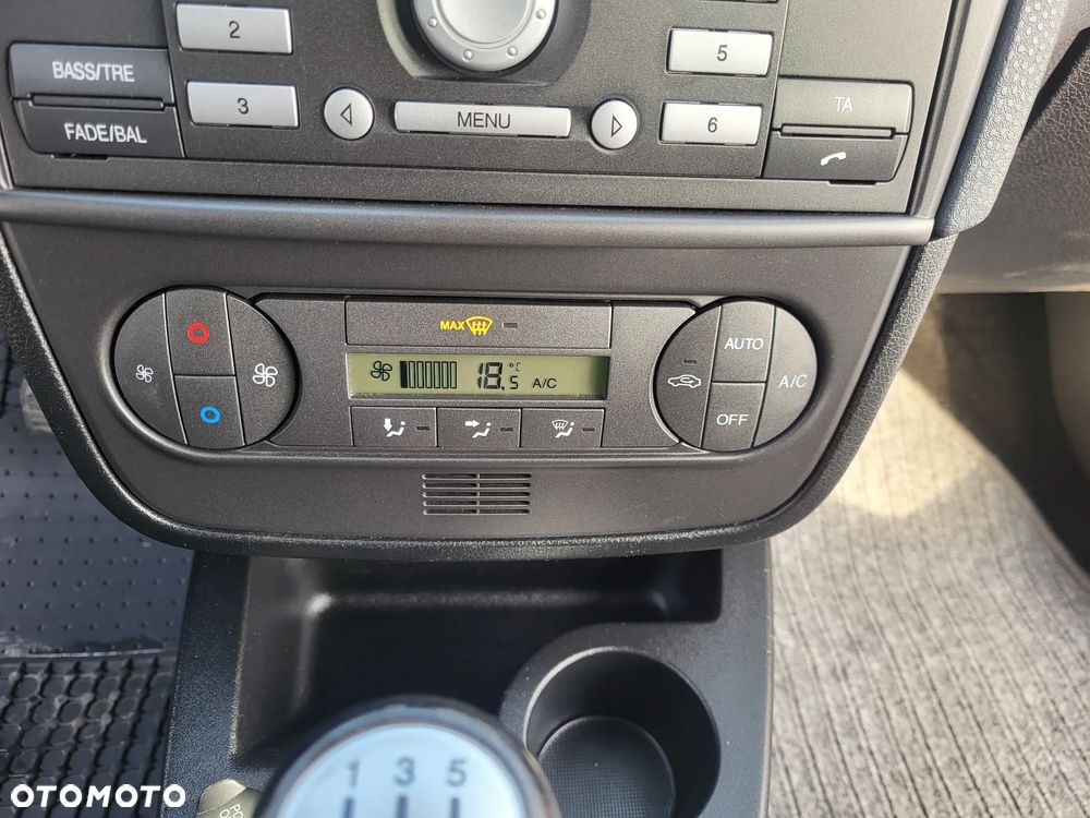 Ford Fiesta 1.6 Ghia - 25