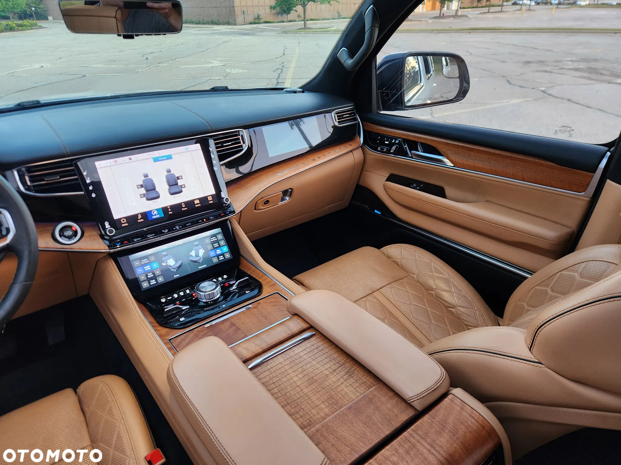 Jeep Grand Wagoneer - 38