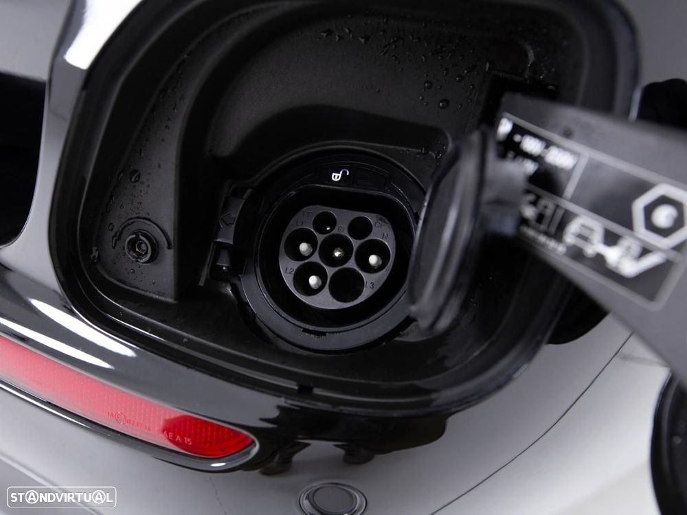 Mercedes-Benz E 300 de 4Matic 9G-TRONIC AMG Line - 15