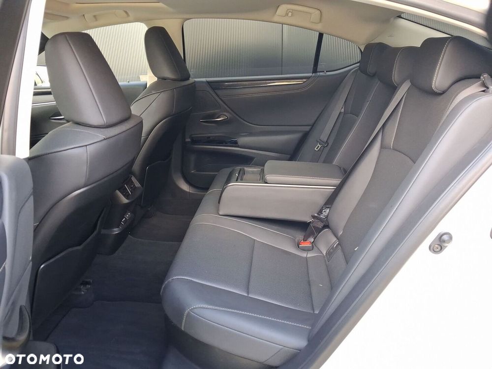 Lexus ES 300h Business Edition - 11