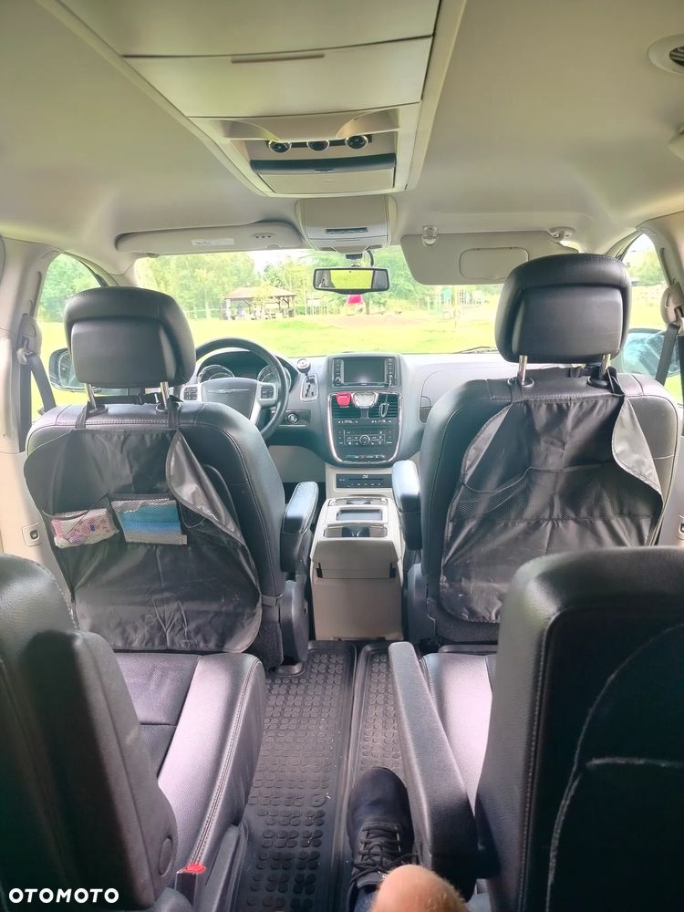 Chrysler Town & Country - 10