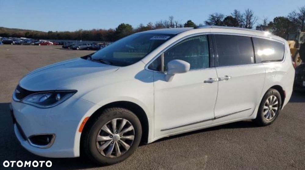 Chrysler Pacifica - 12