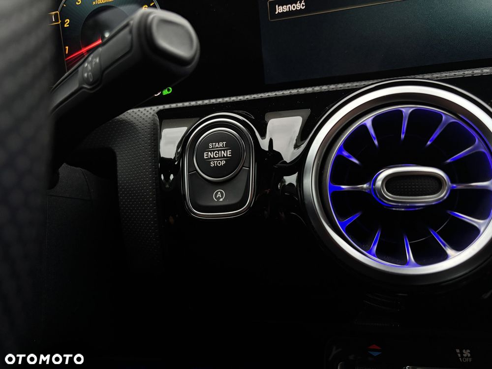 Mercedes-Benz CLA 220 4-Matic AMG Line 7G-DCT - 36