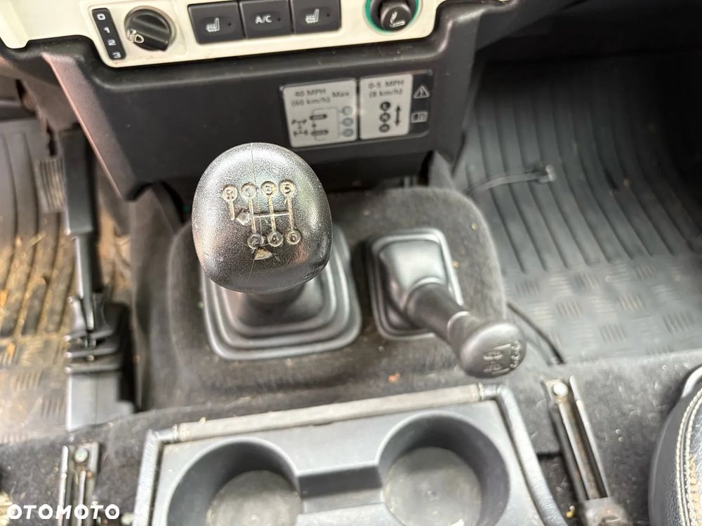 Land Rover Defender 110 SE - 27