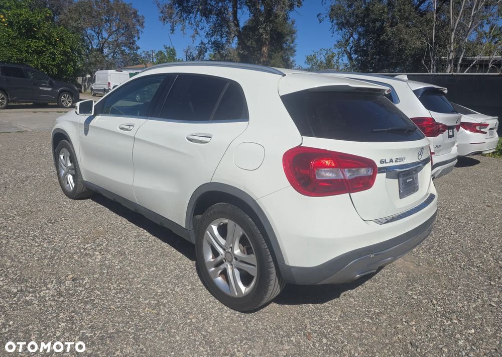 Mercedes-Benz GLA 250 4Matic 7G-DCT Urban - 6