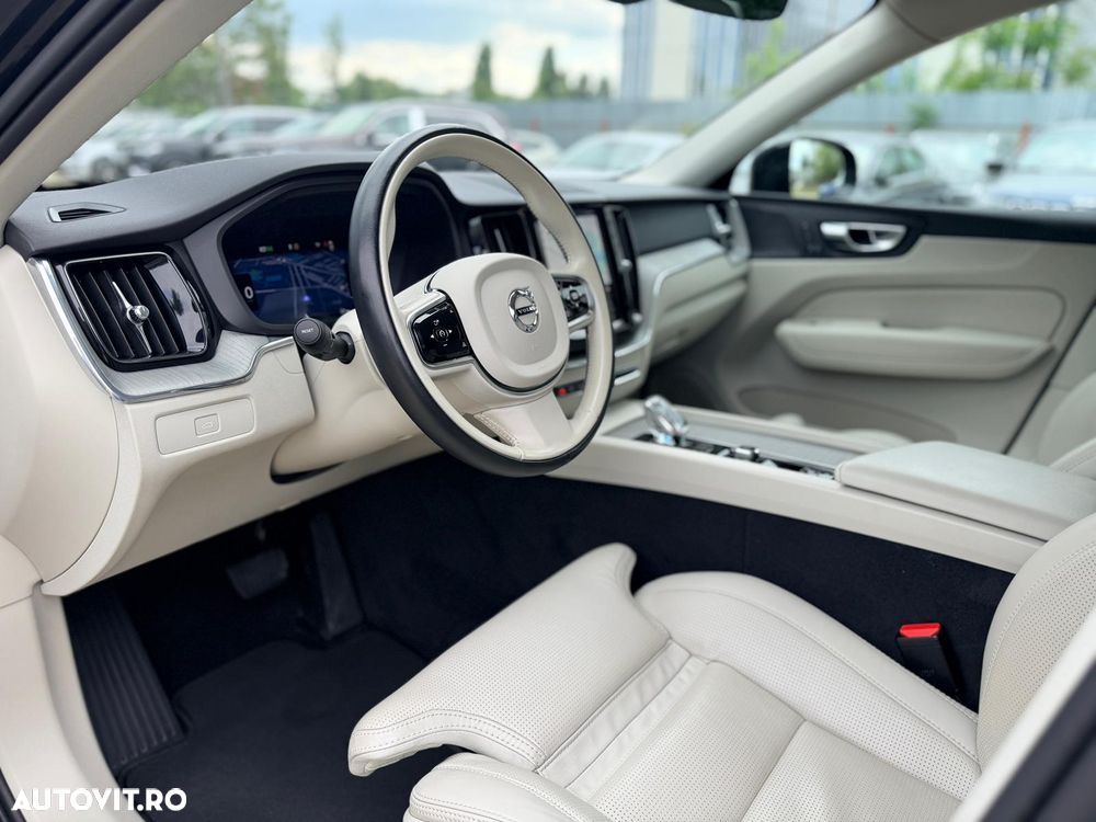 Volvo XC 60 B4 MHEV AT AWD Plus Dark - 3