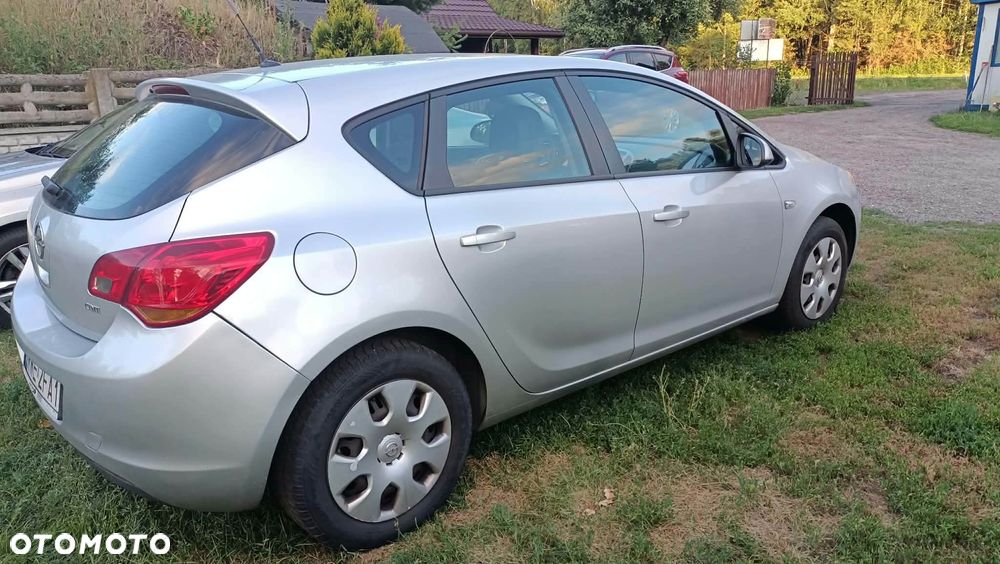 Opel Astra 2010 photo 4