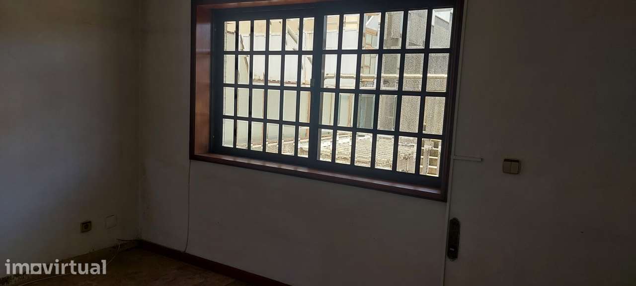 Moradia T4 com 3 frentes, garagem e terraço - Grande imagem: 4/14