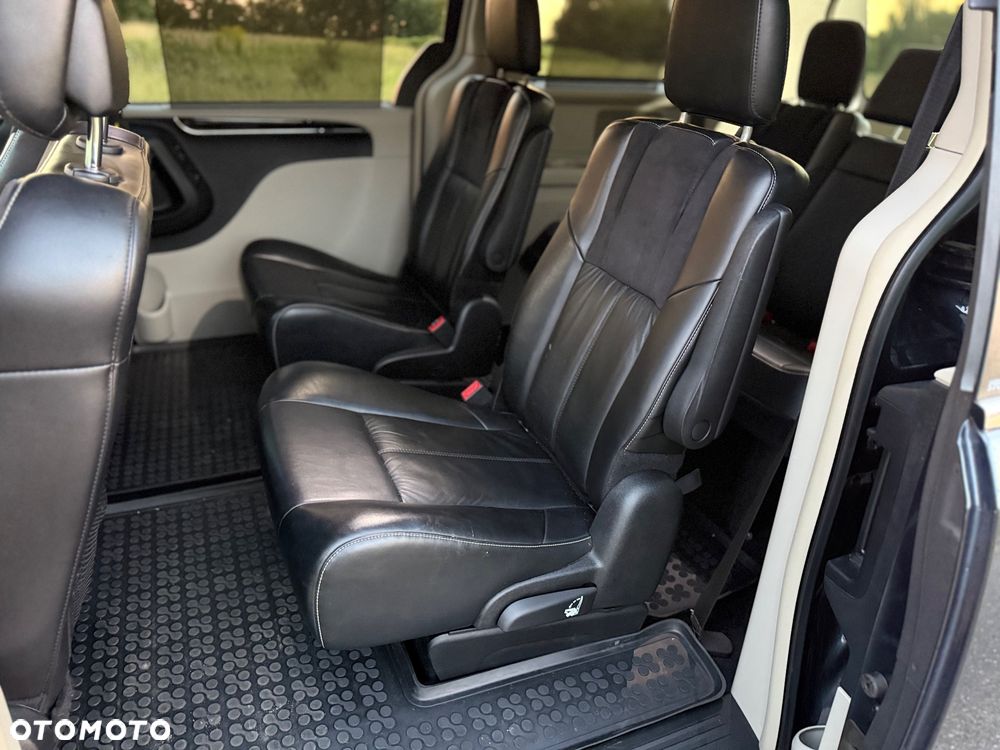 Chrysler Town & Country 3.6 Limited - 15