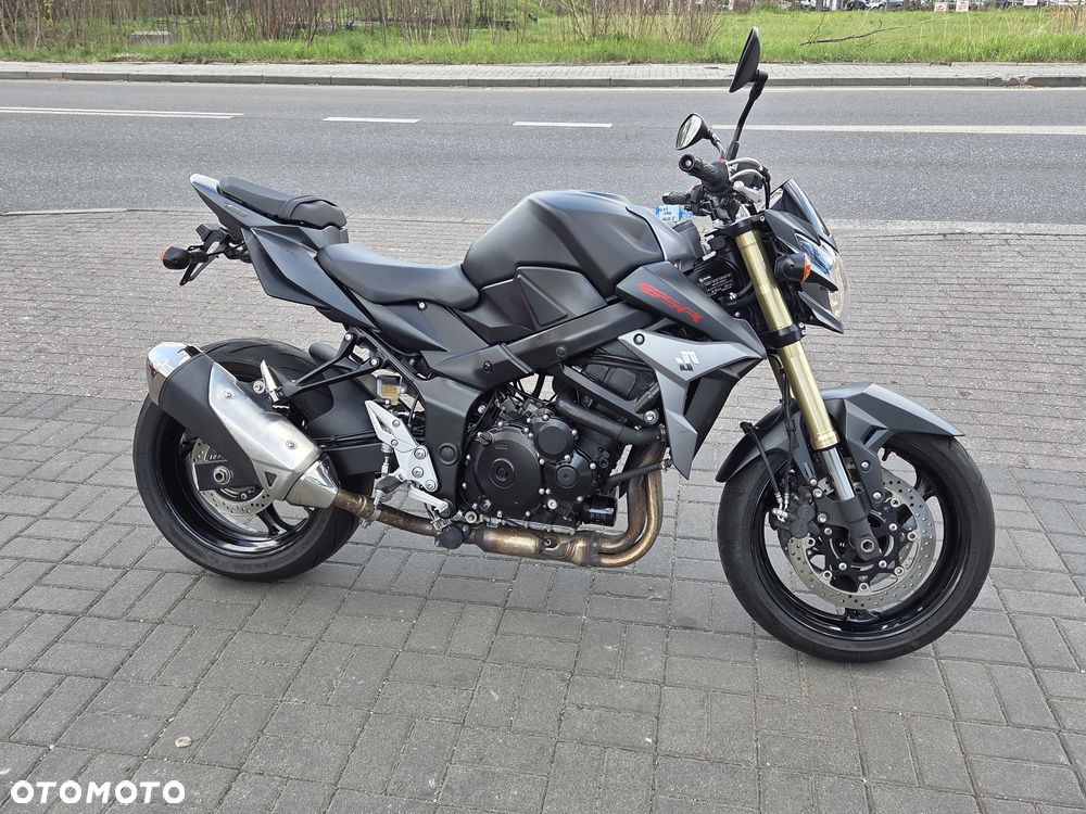 Suzuki GSR - 17