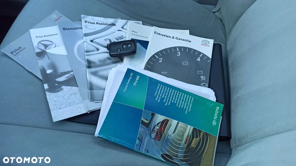 Toyota Prius (Hybrid) - 17