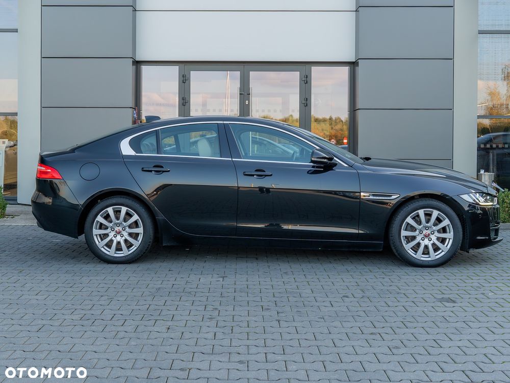 Jaguar XE 2.0 D Prestige - 5