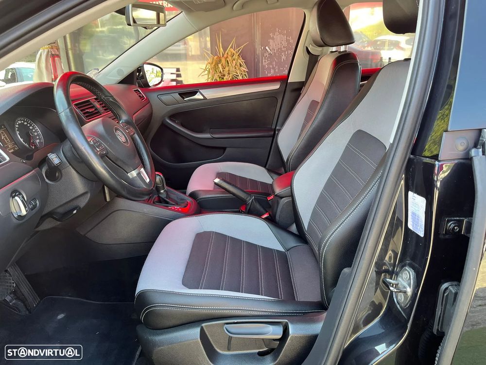 VW Jetta 1.6 TDi Highline DSG - 11