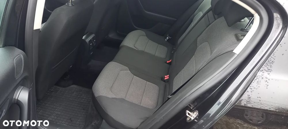 Volkswagen Passat 2.0 TDI DPF Sportline - 30