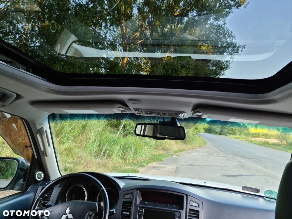 Mitsubishi Pajero - 22
