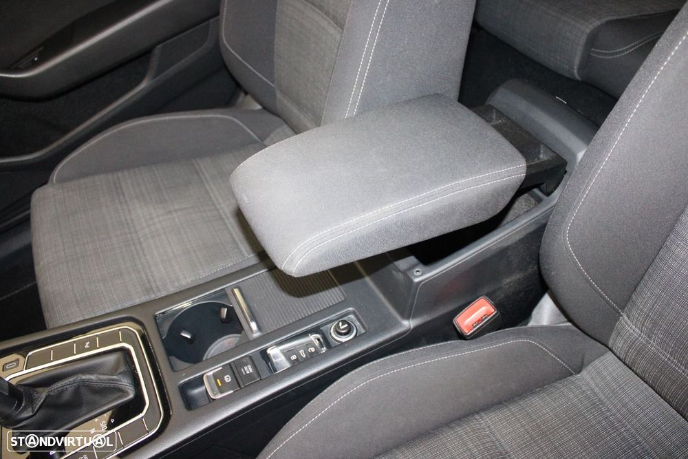 VW Passat Variant 2.0 TDI Business DSG - 38