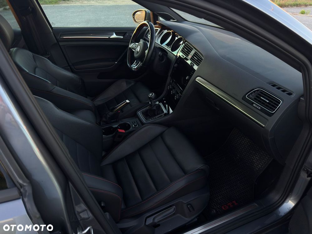 Volkswagen Golf - 14
