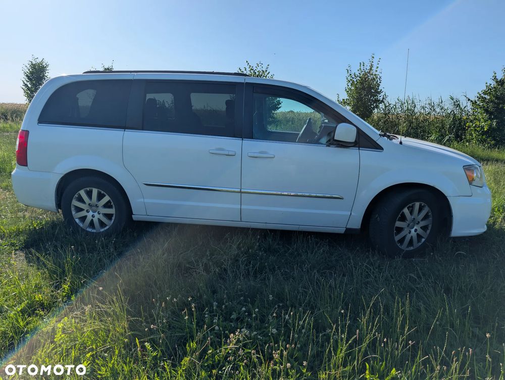 Chrysler Town & Country - 3