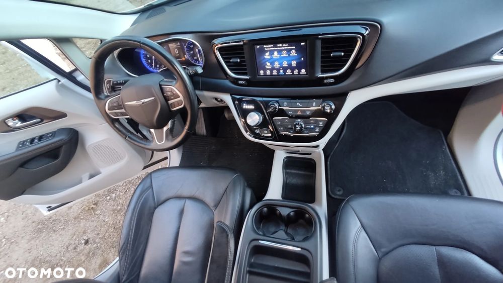 Chrysler Pacifica - 11