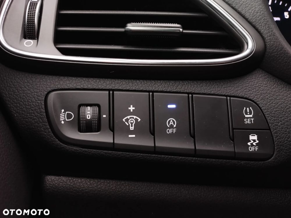 Hyundai i30 1.5 DPI Classic + - 12