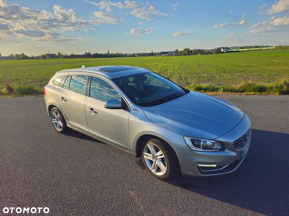 Volvo V60 D6 AWD Plug-in Hybrid Momentum - 2