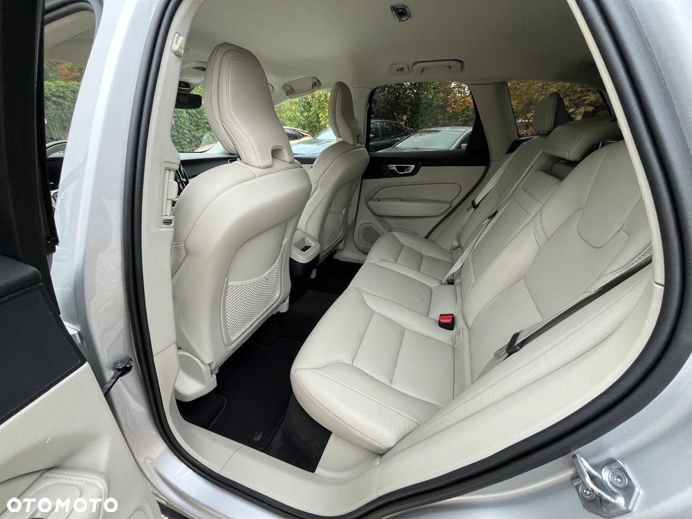 Volvo XC 60 B4 D AWD Geartronic Momentum Pro - 24