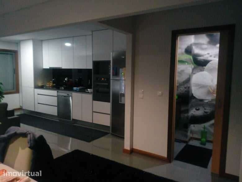 T2 Triplex (poderá ser T3) em Canelas - Grande imagem: 2/12