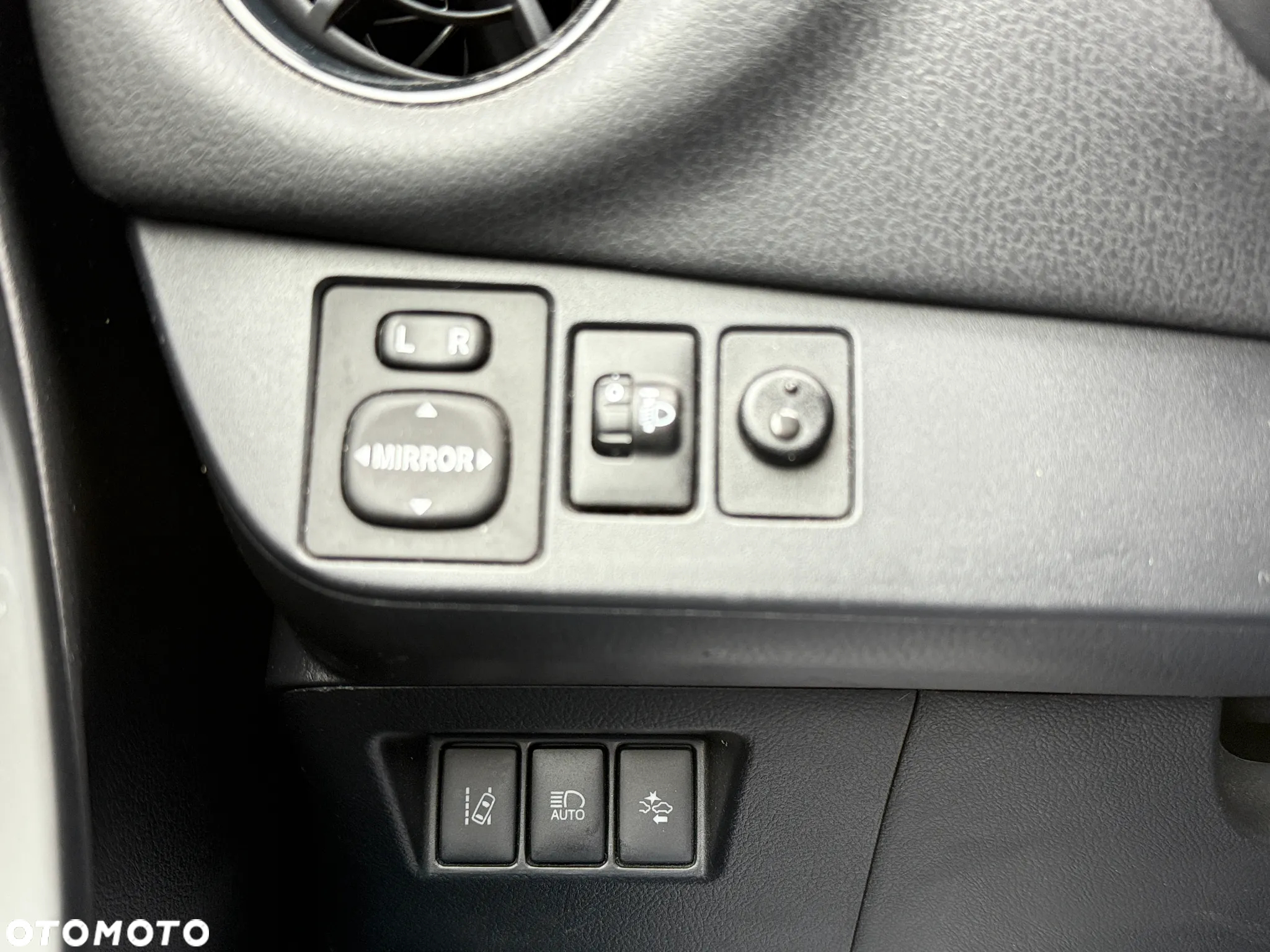Toyota Yaris Hybrid 100 Selection Passion - 16