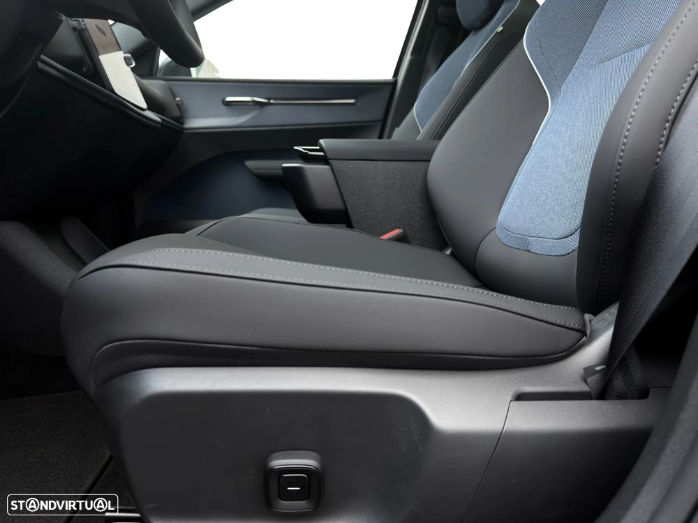 Volvo EX30 Single Motor Extended Range RWD Ultra - 26