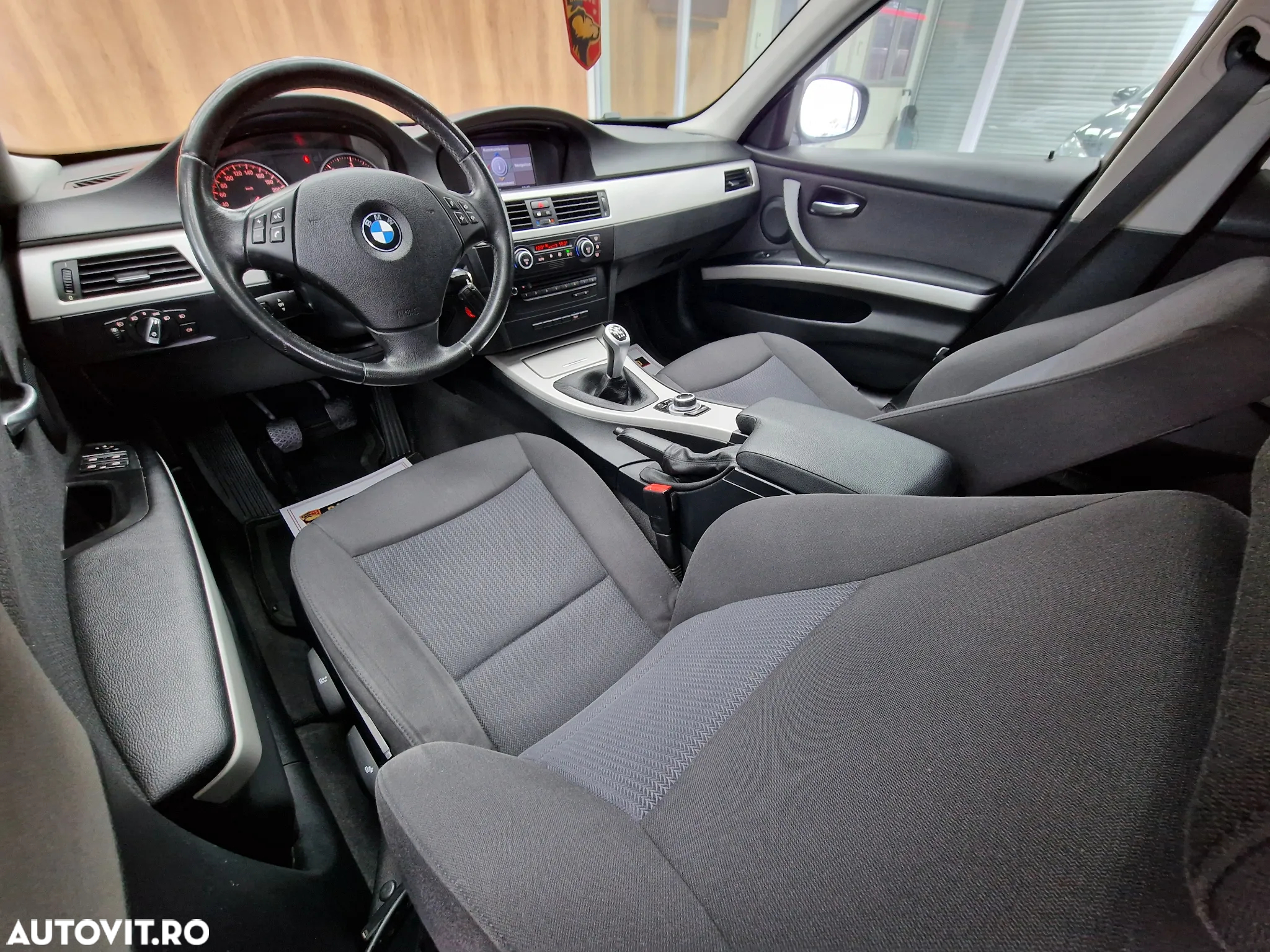 BMW Seria 3 318d DPF Touring - 16