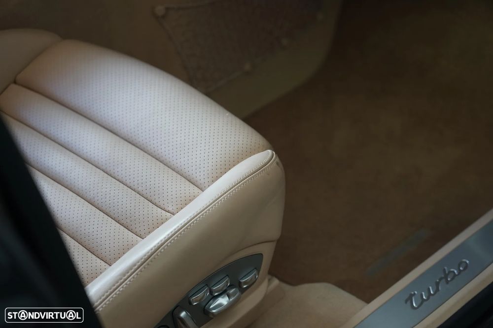 Porsche Panamera Turbo PDK - 15