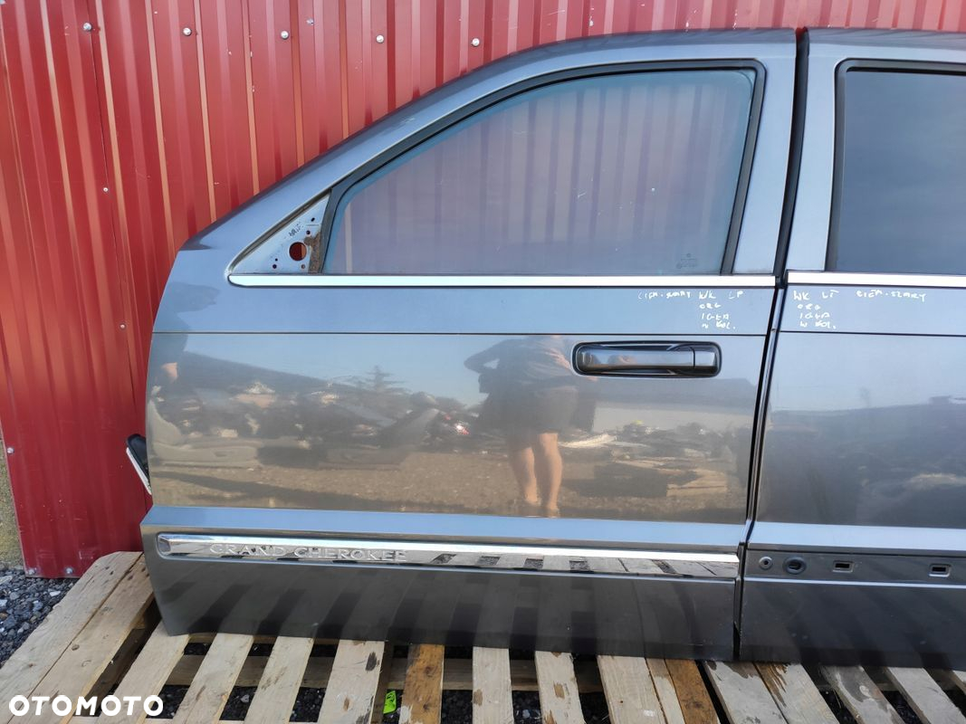 JEEP GRAND CHEROKEE WK DRZWI LEWY PRZÓD CIEMNY SZARY PROSTE ORYGINAŁ - 2