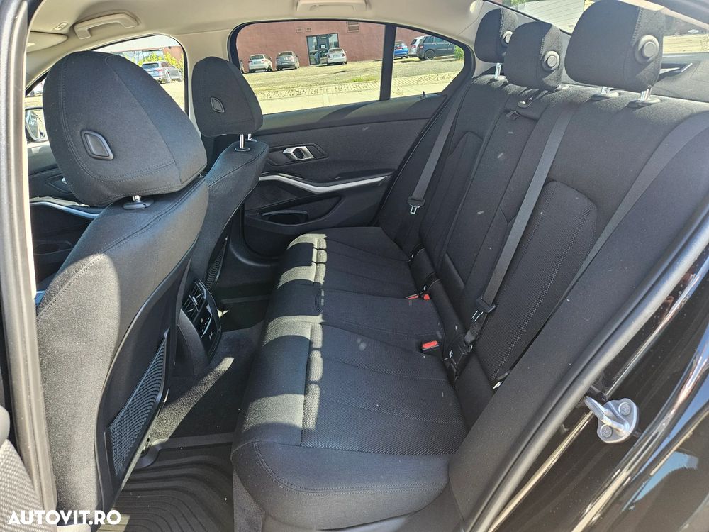 BMW Seria 3 320i xDrive AT - 25