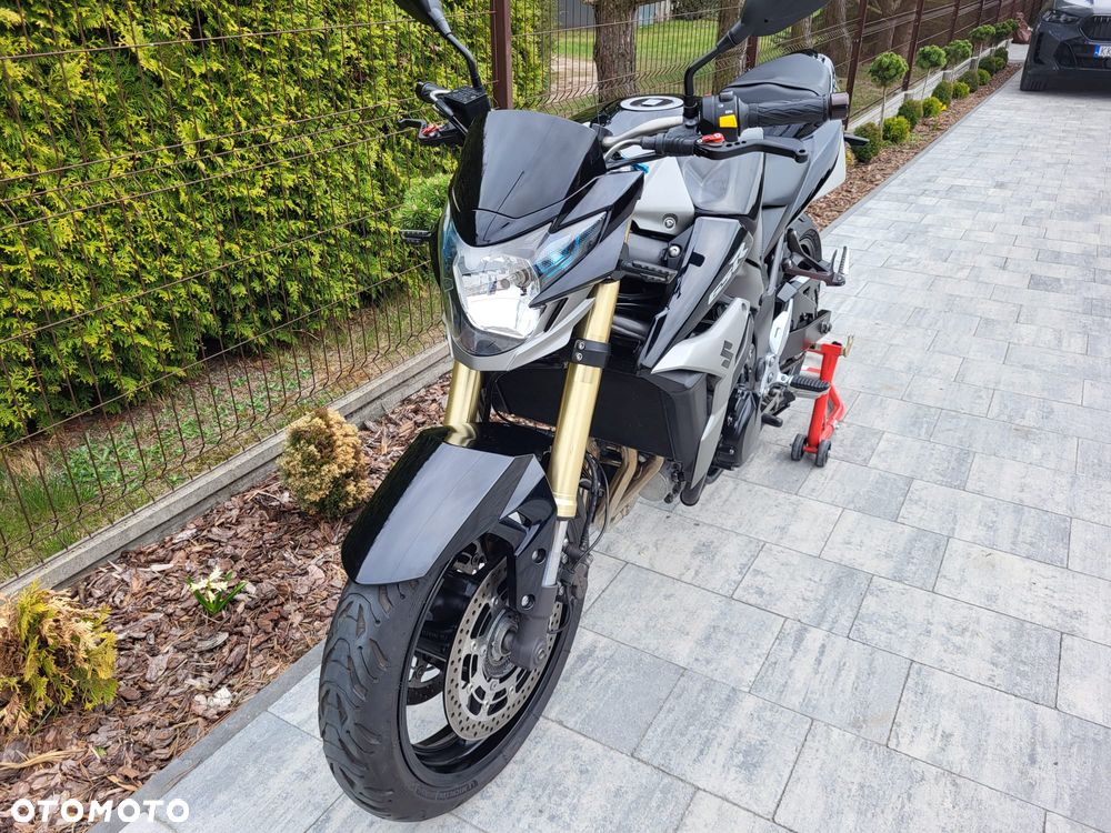 Suzuki GSR - 7