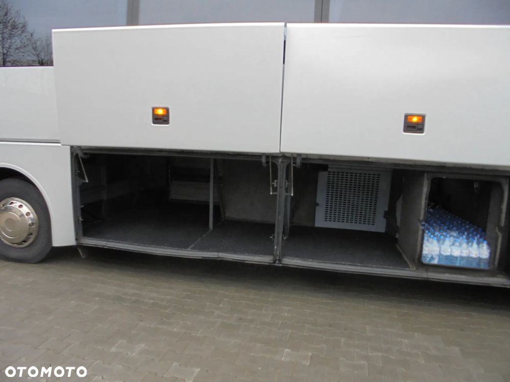 MAN R07 Lions Coach - 9