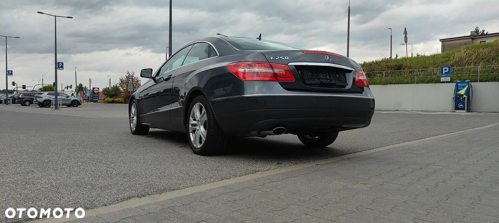 Mercedes-Benz Klasa E 250 CGI BlueEff - 37