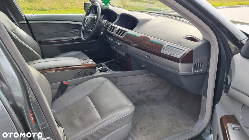 BMW Seria 7 740i - 8