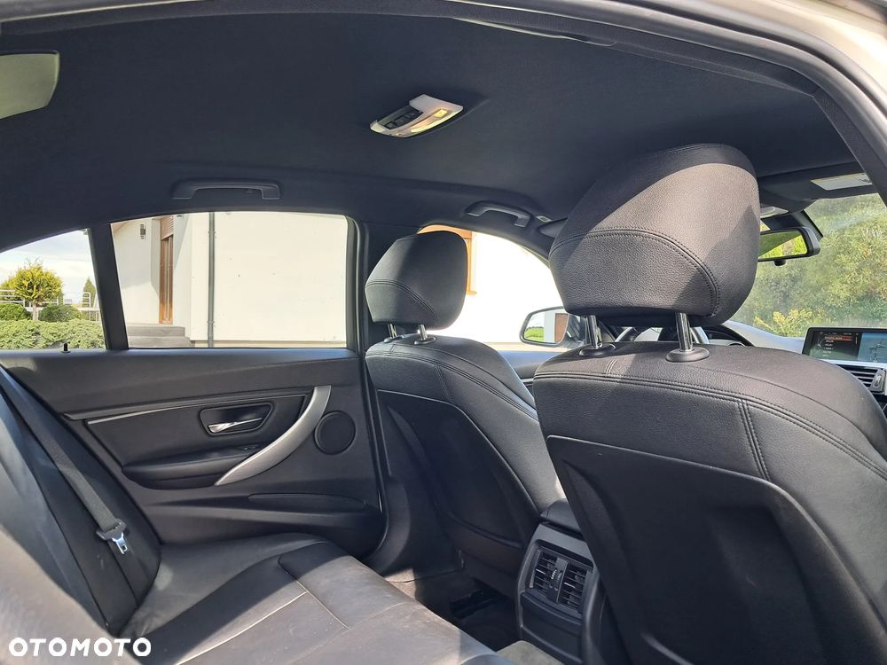 BMW Seria 3 320i xDrive - 14