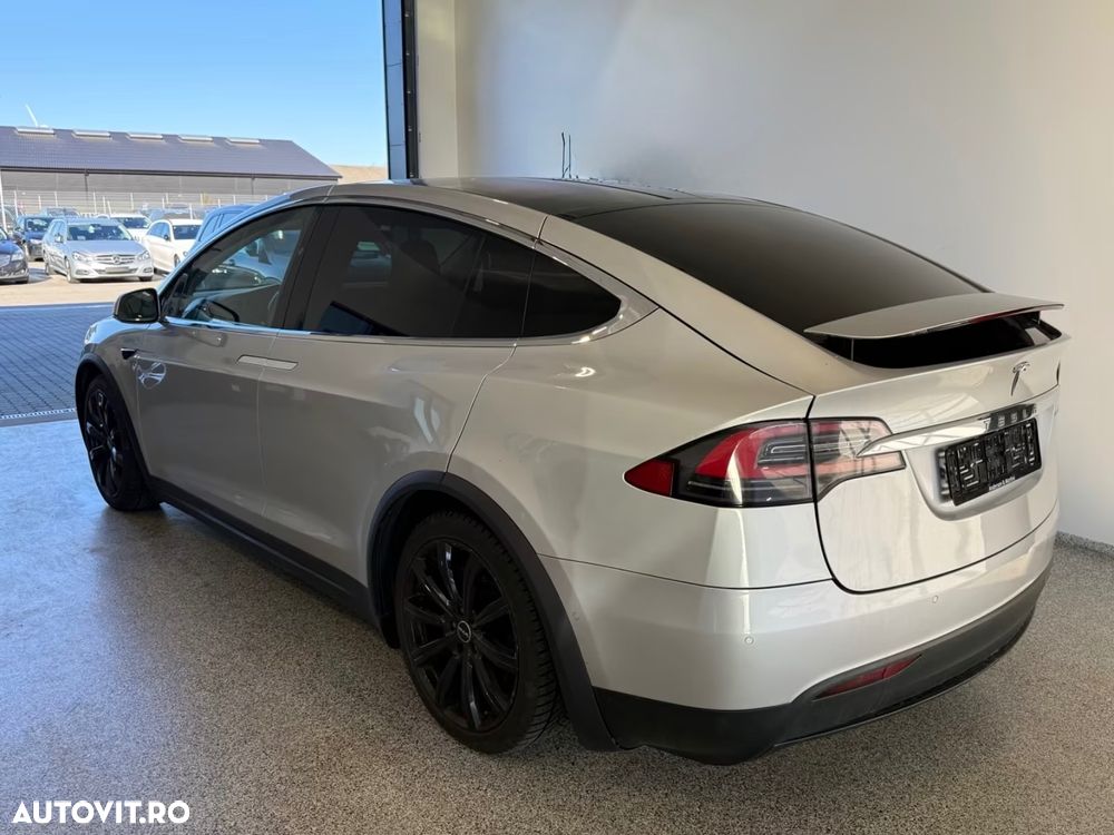 Tesla Model X - 5