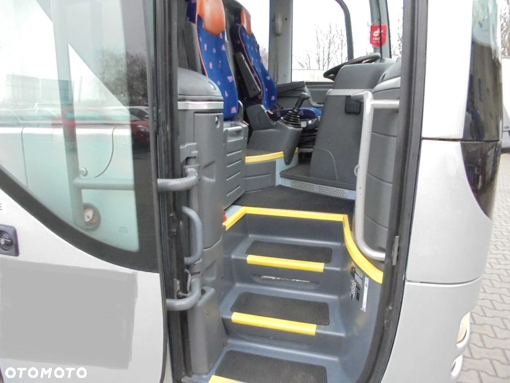 MAN R07 Lions Coach - 12