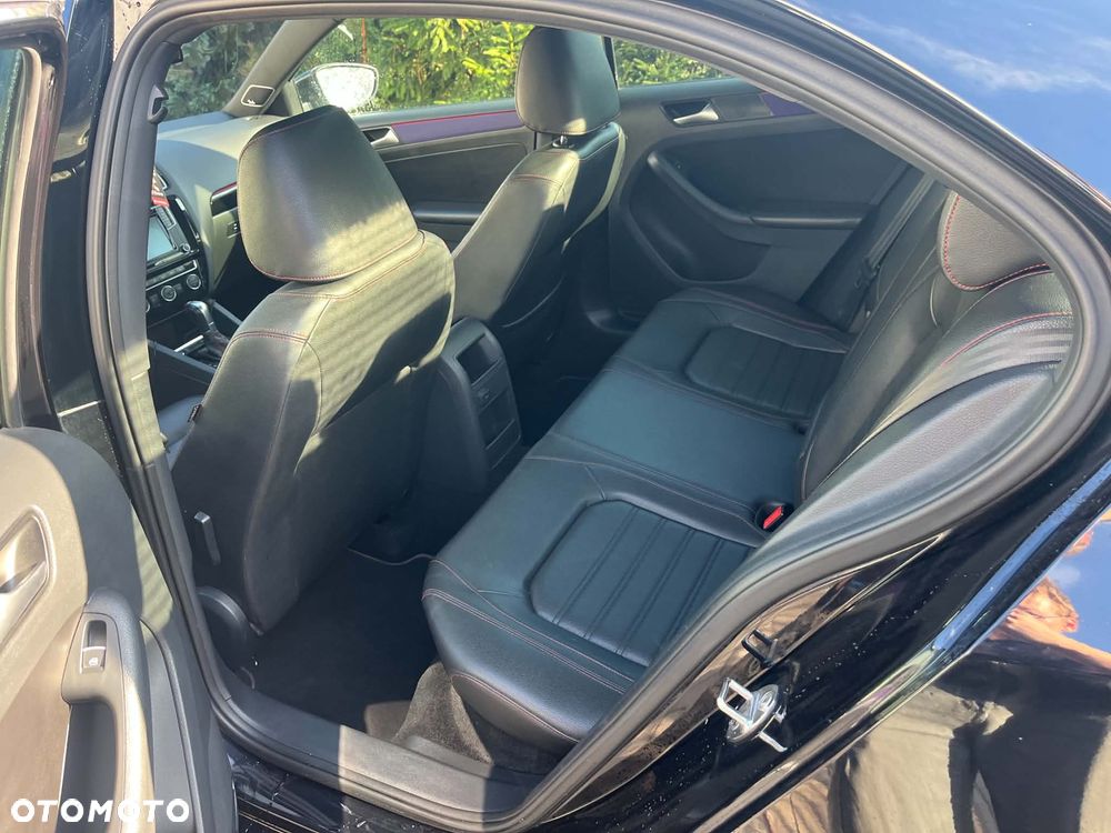 Volkswagen Jetta - 3