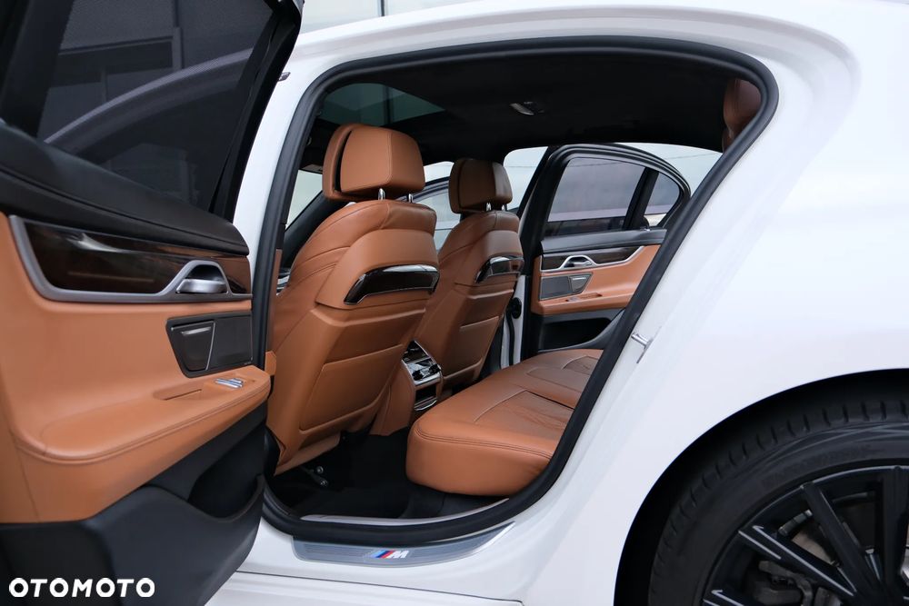 BMW Seria 7 750i xDrive sport - 32