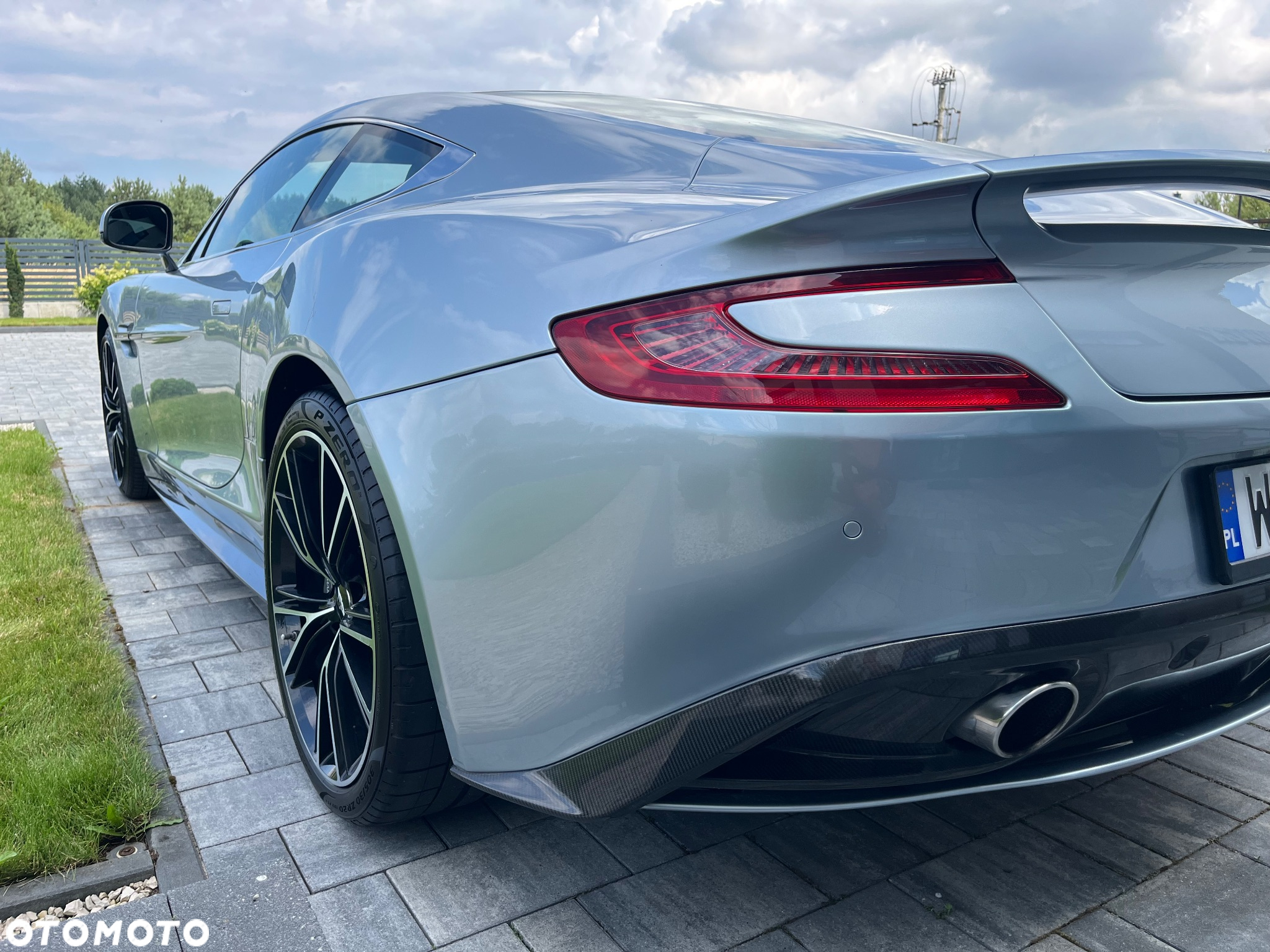 Aston Martin Vanquish - 11