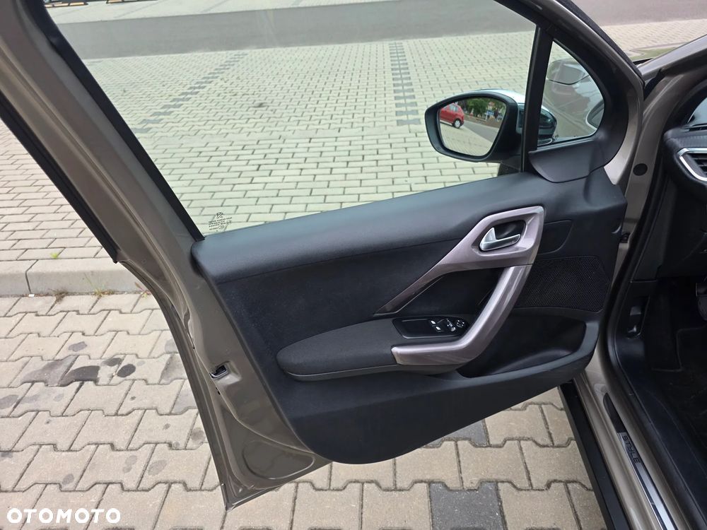 Peugeot 2008 1.2 Pure Tech Style EU6 - 16