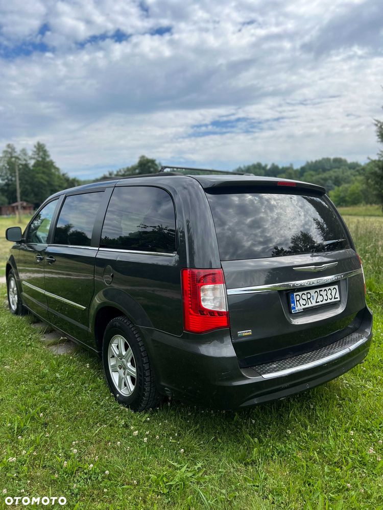 Chrysler Town & Country - 2