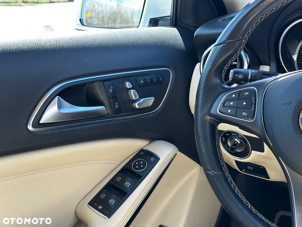 Mercedes-Benz GLA 250 4Matic 7G-DCT - 12