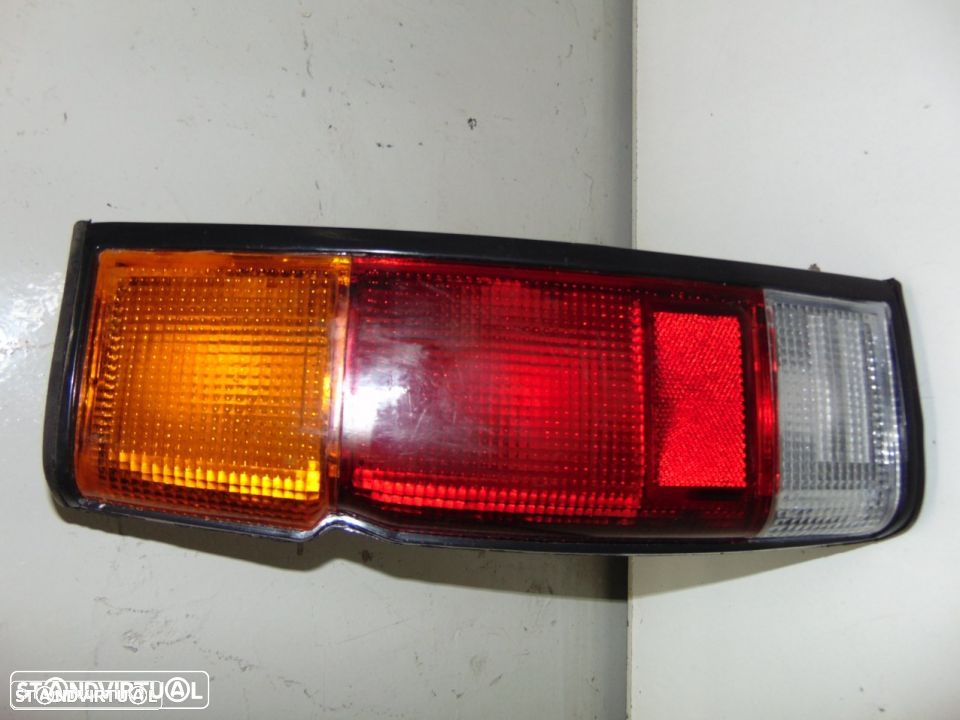 Toyota Hiace - farolins esquerdo mais direito - 1