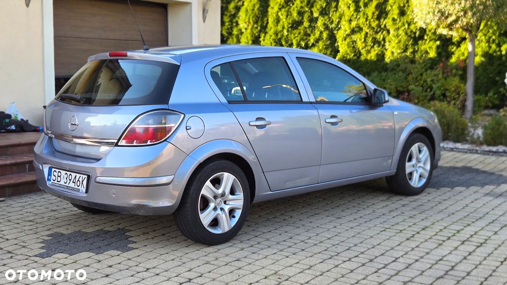 Opel Astra 2010 photo 4