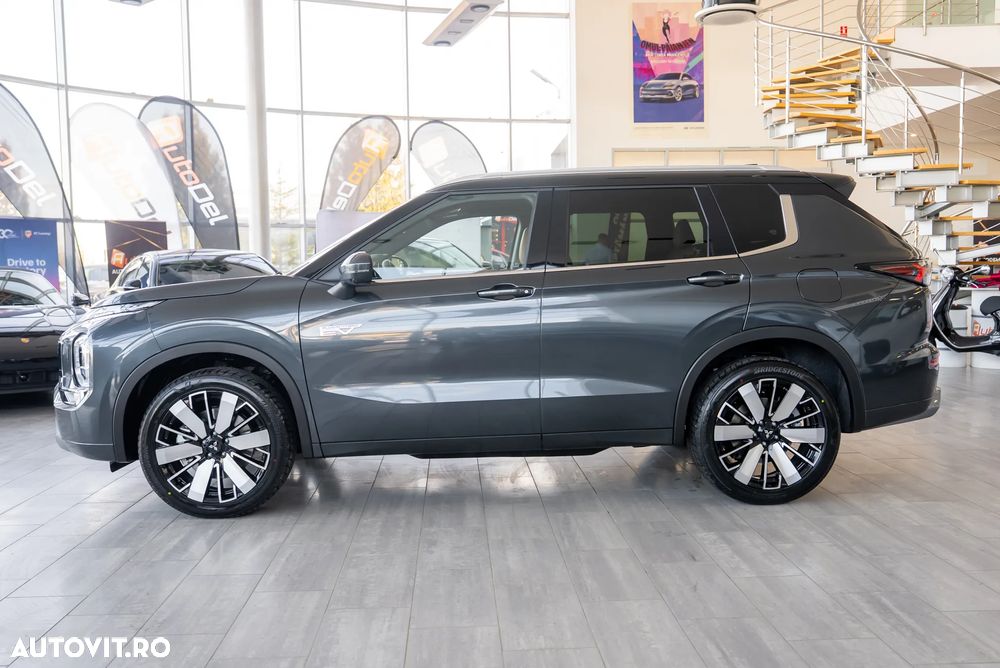 Mitsubishi Outlander 2.4 L 4X4 PHEV Instyle Ultimate - 11