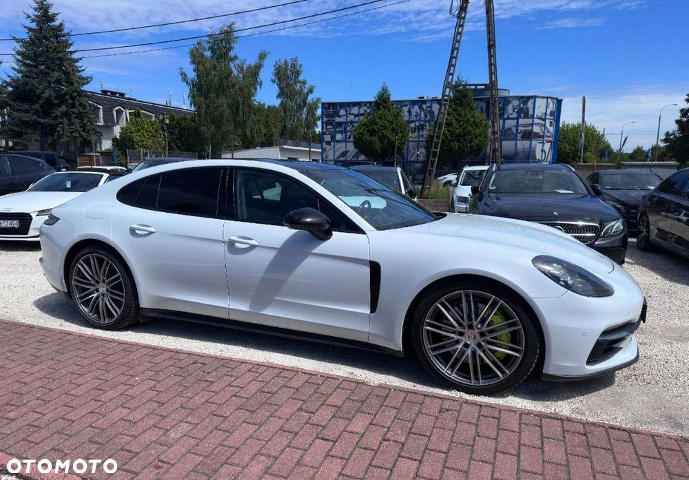 Porsche Panamera - 4